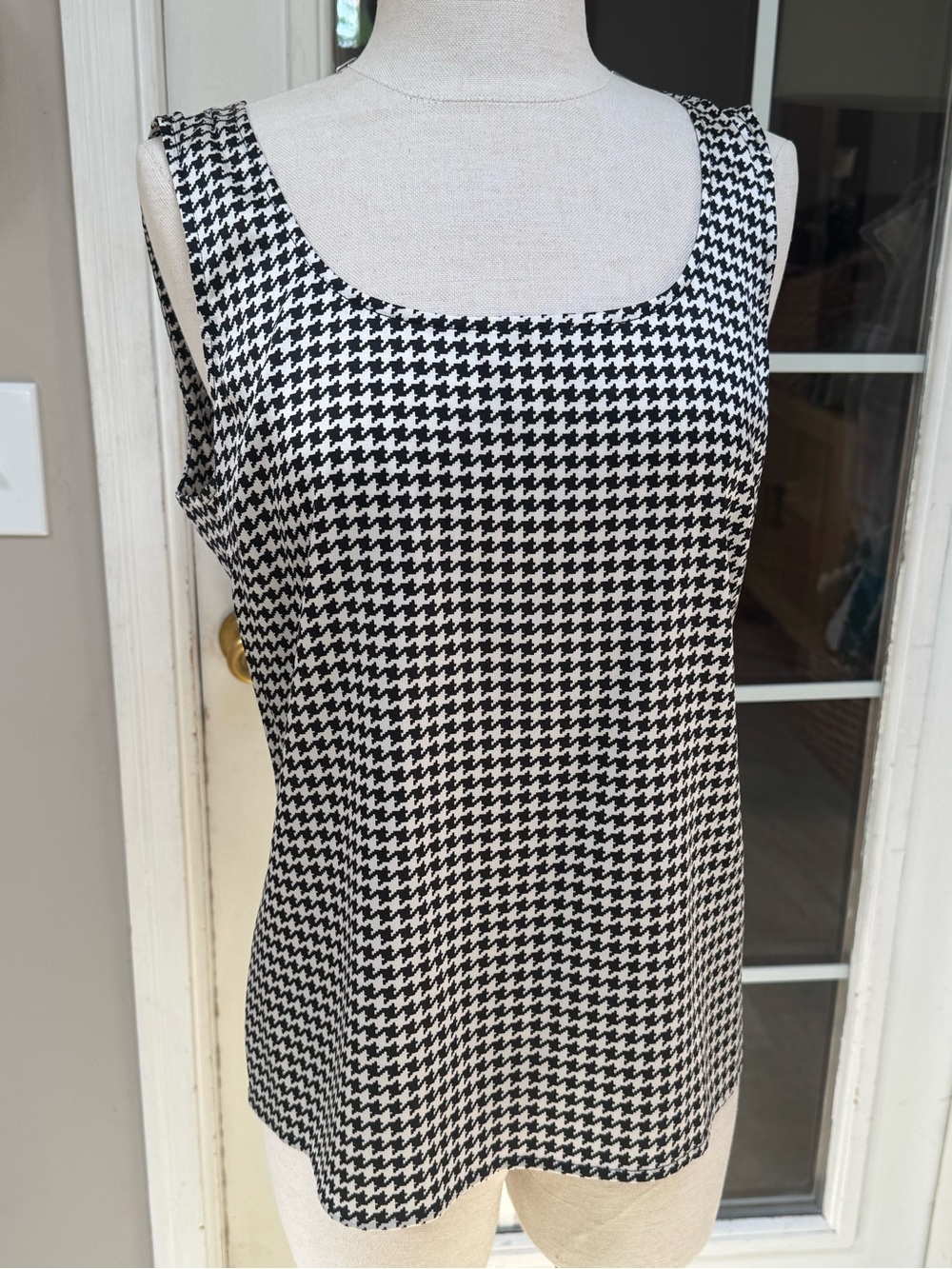 Silk Blend St. John Black White Houndstooth Knit Tank Top Scoop Neck Size M